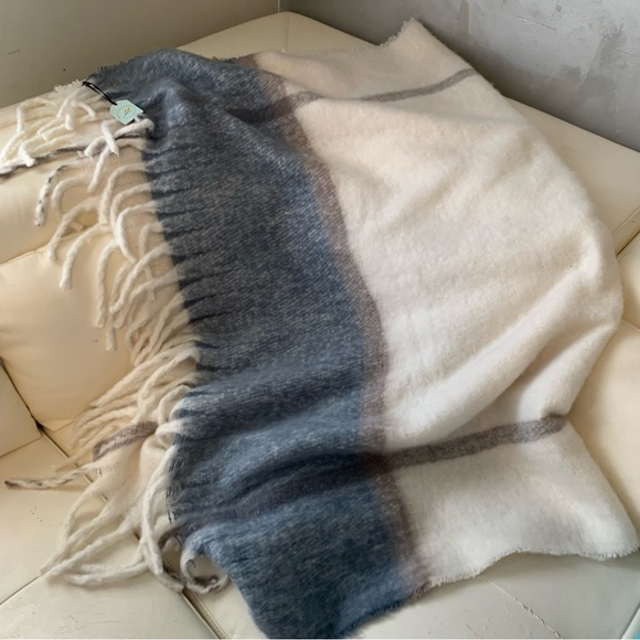 RockFlowerPaper Blue Cuddle Throw Blanket | 50" X 60"  NEW!! - Picture 2 of 12